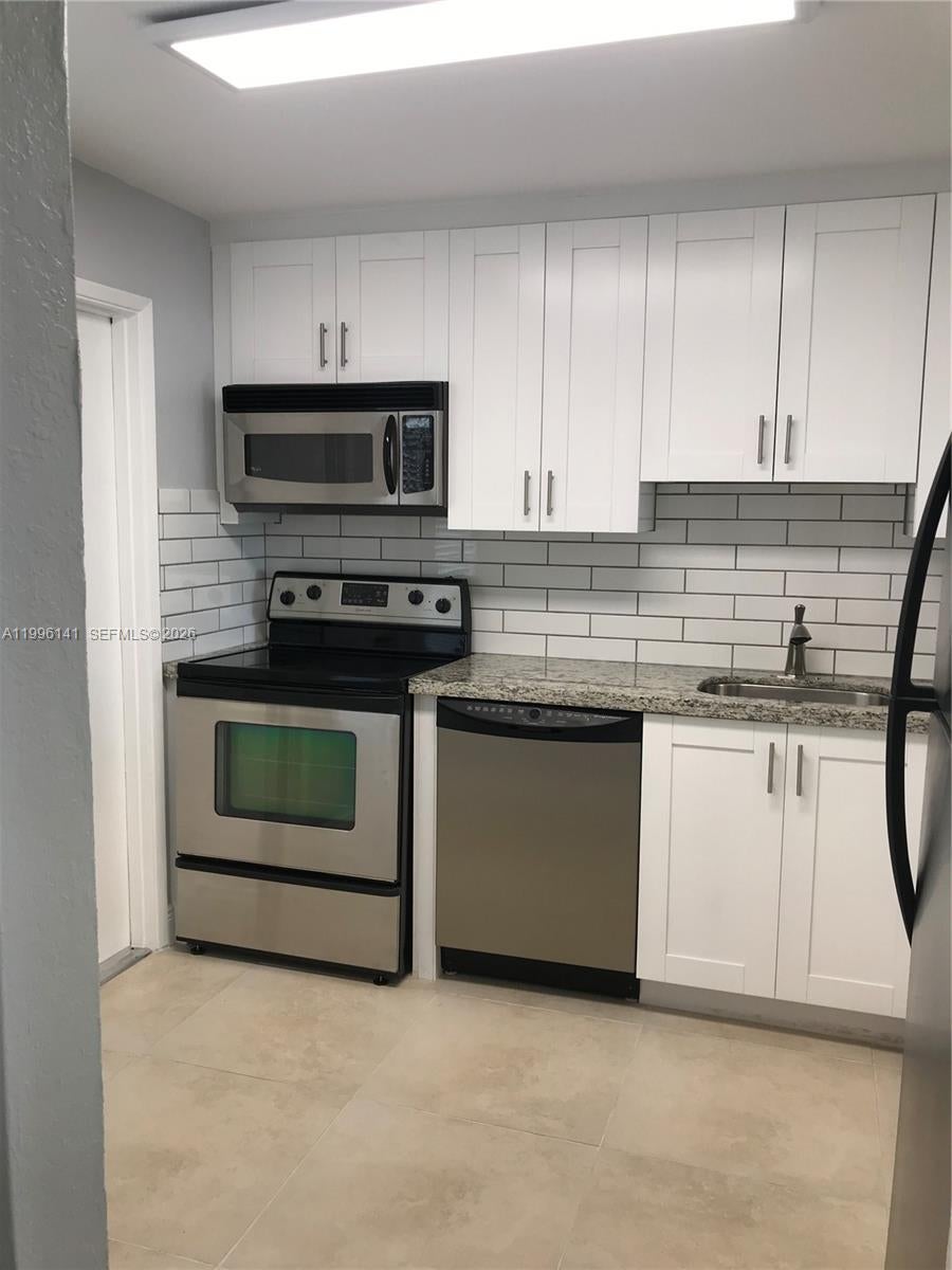 Photo of Hollywood, FL 33021 (MLS # A11996141)