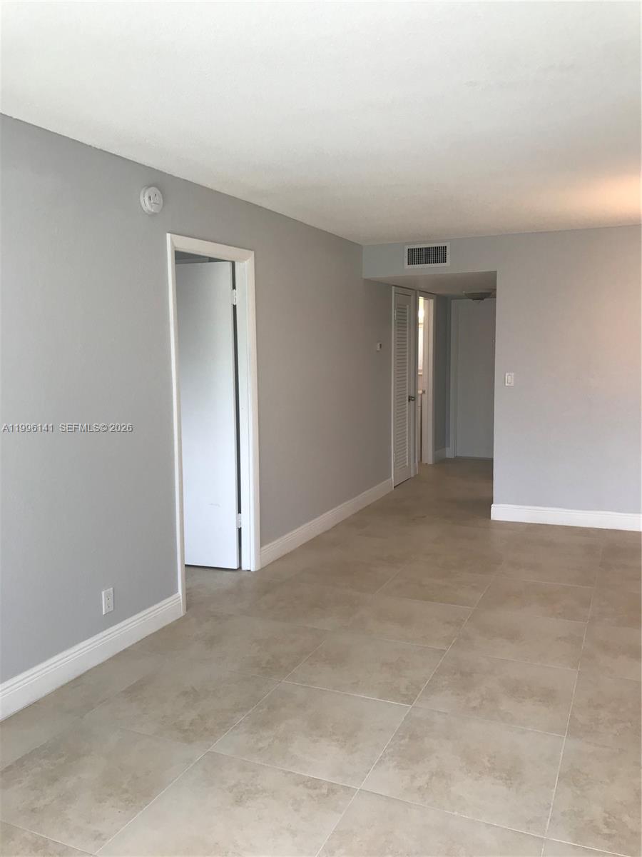 HILLCREST COUNTRY CLUB NO - Residential Lease