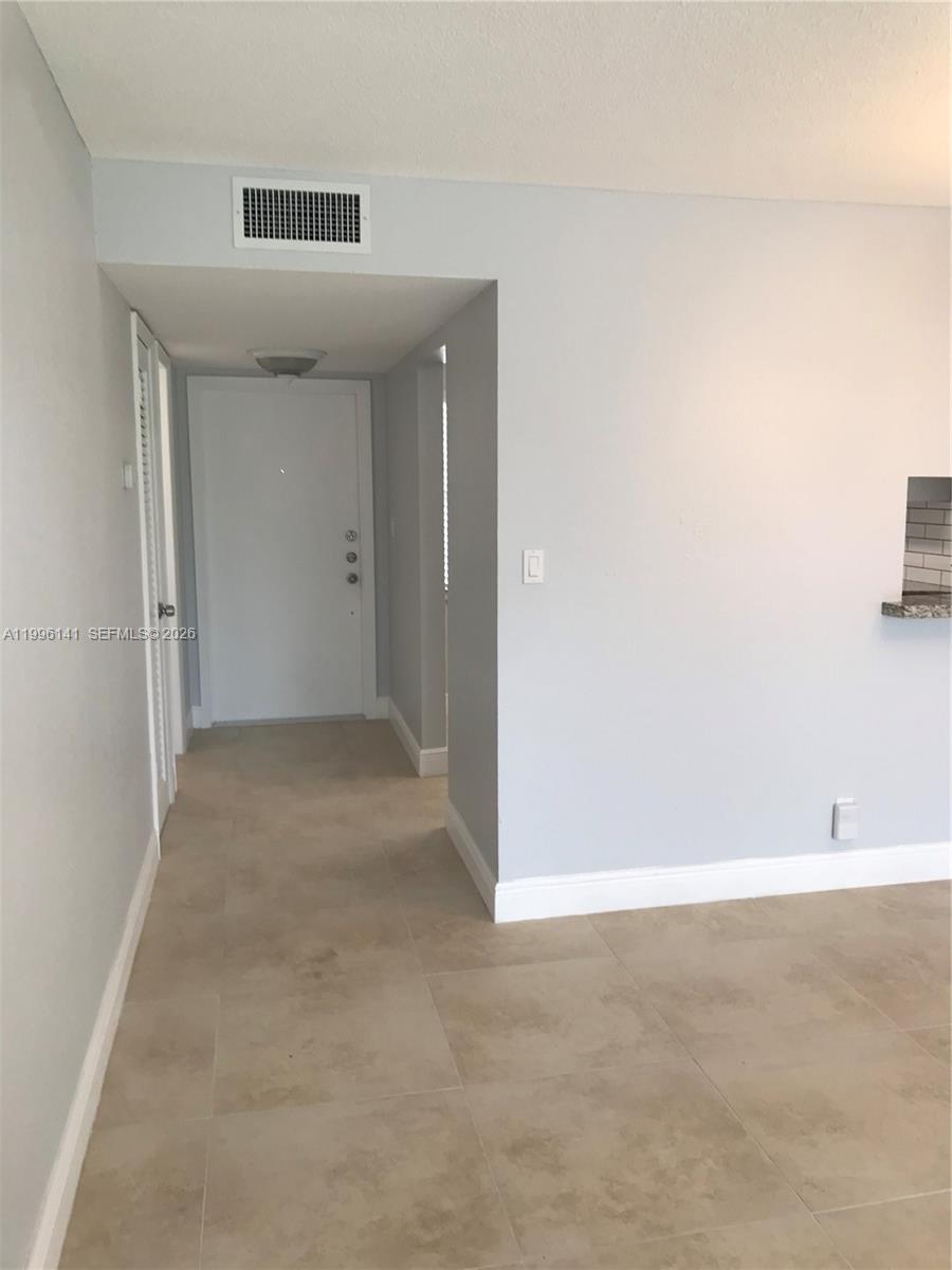 HILLCREST COUNTRY CLUB NO - Residential Lease