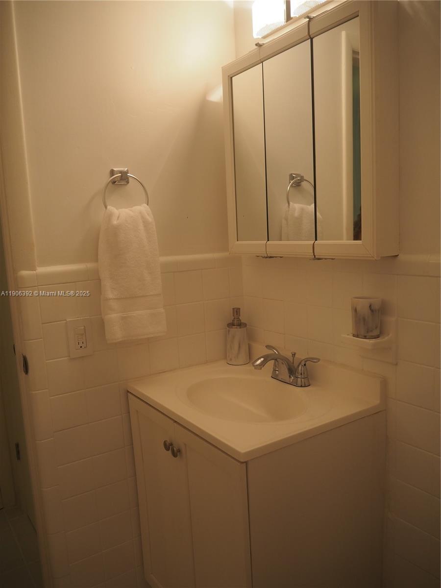 GOLDEN DREAMS CONDO - Residential Lease