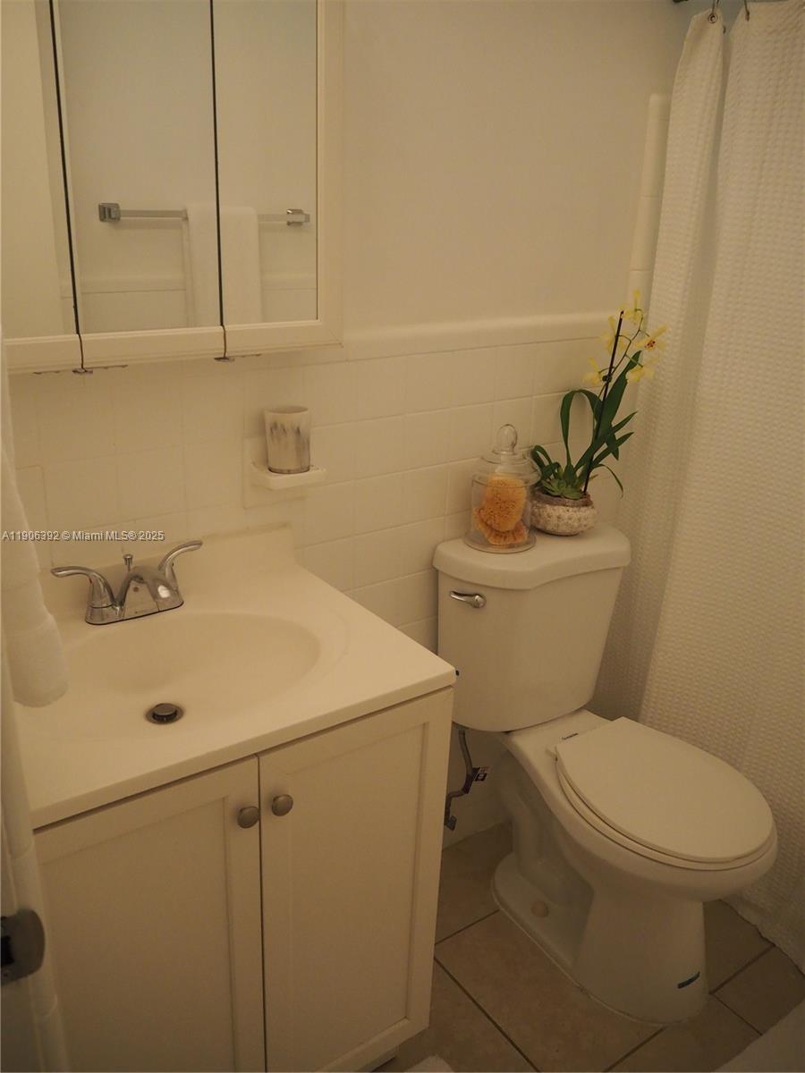 GOLDEN DREAMS CONDO - Residential Lease