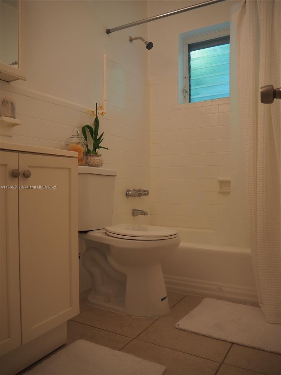 GOLDEN DREAMS CONDO - Residential Lease