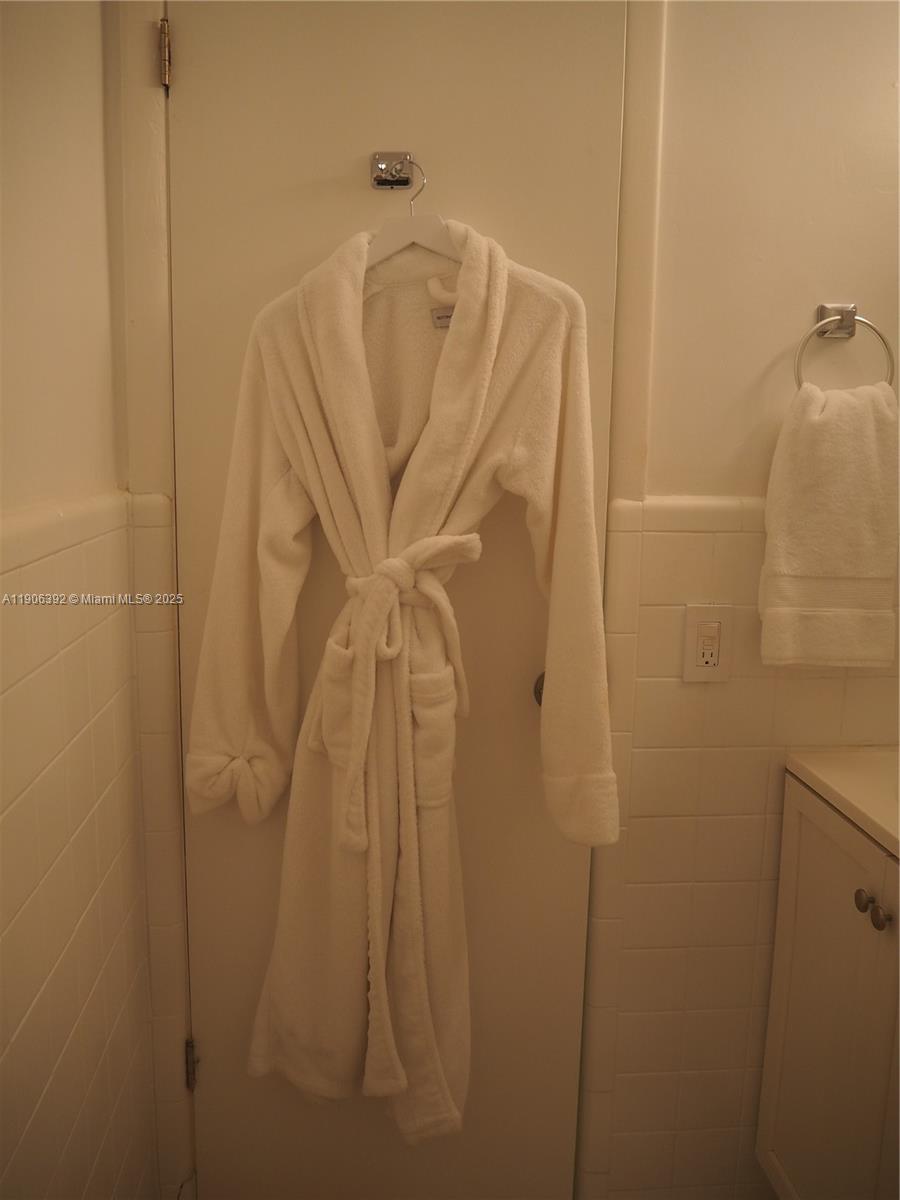 GOLDEN DREAMS CONDO - Residential Lease