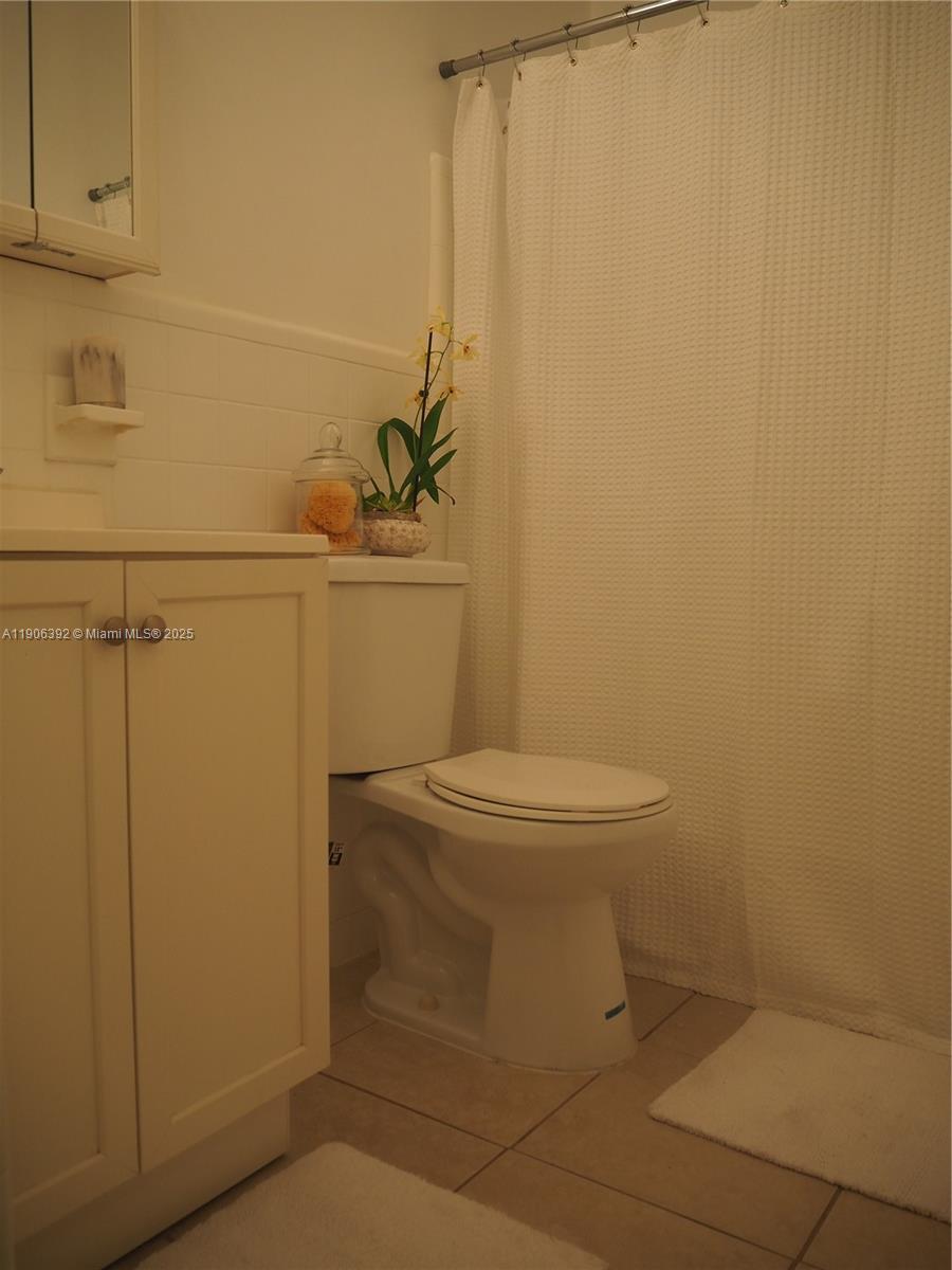 GOLDEN DREAMS CONDO - Residential Lease