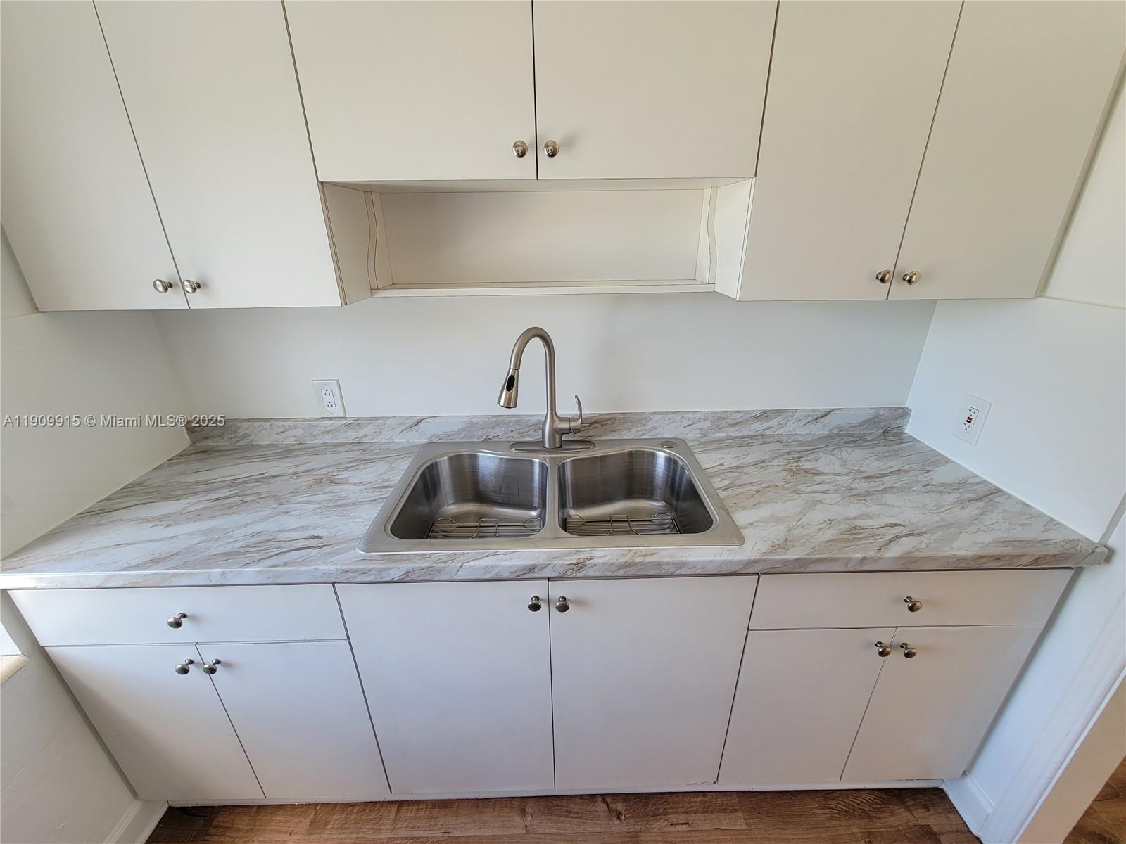 TAMIAMI PINES REV PLAT - Residential Lease