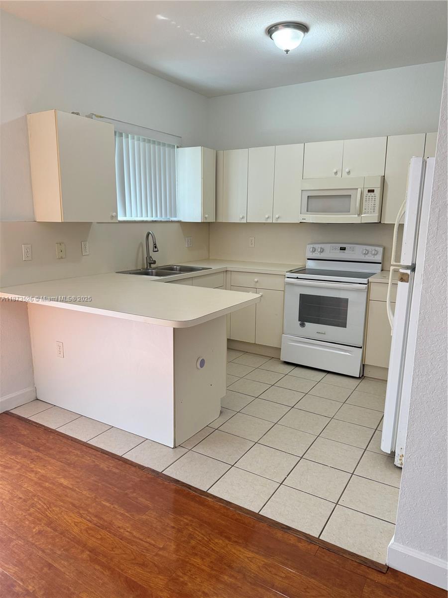 Just Updated! Freshly painted, clean, and featuring beautiful wood floors, this spacious 2/2 apartment is move-in ready.The landlord requires first month, last month, and one month security deposit to move in.
Enjoy a large clubhouse and a variety of community amenities.