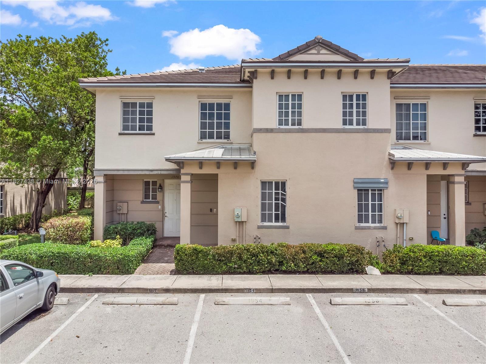 Beautiful property inside Marsh Harbourt villa! Gated community with 24 hour security, spa, pool, clubhouse, gym and more. First & Deposit to move in only! 30-day HOA approval and 620+ min credit score requirement for all adults, service pets allowed, parking space in the front of the unit, only 1 (one) vehicle allowed. For questions cCall the Listing agent!