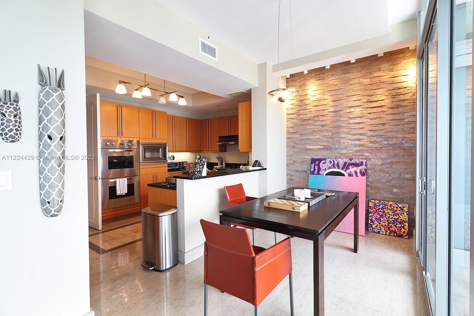 FOUR SEASONS RESIDENCES - Residential