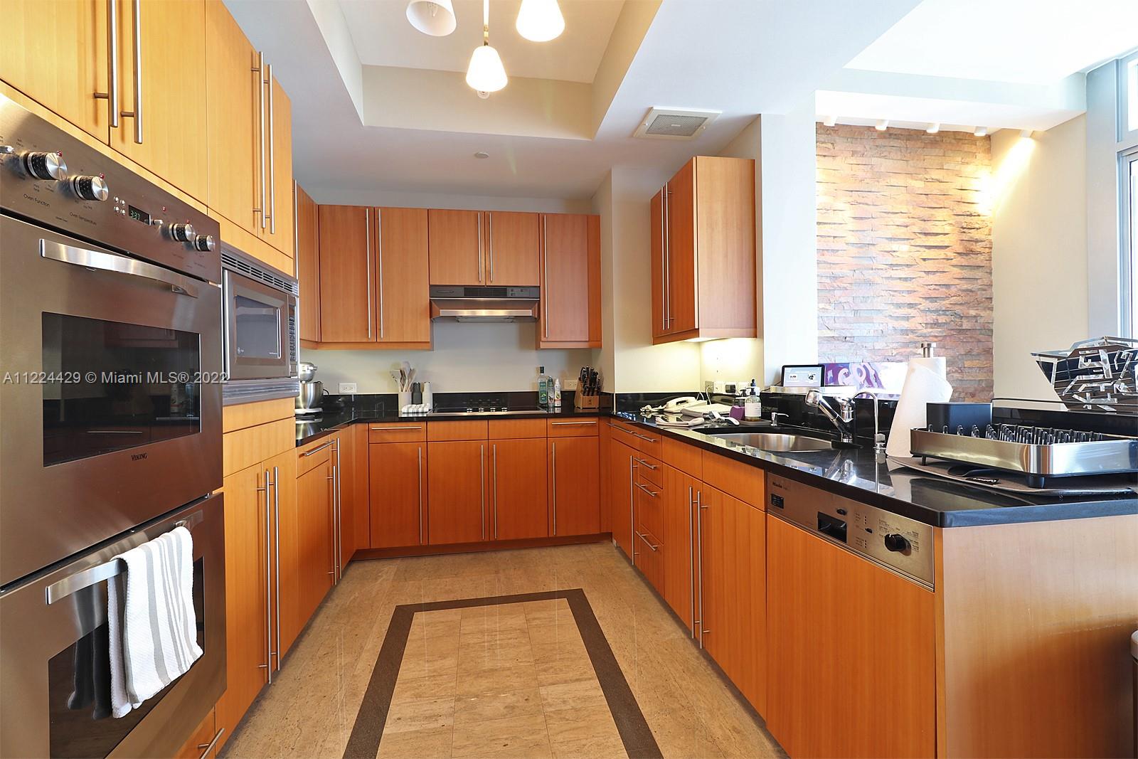 FOUR SEASONS RESIDENCES - Residential