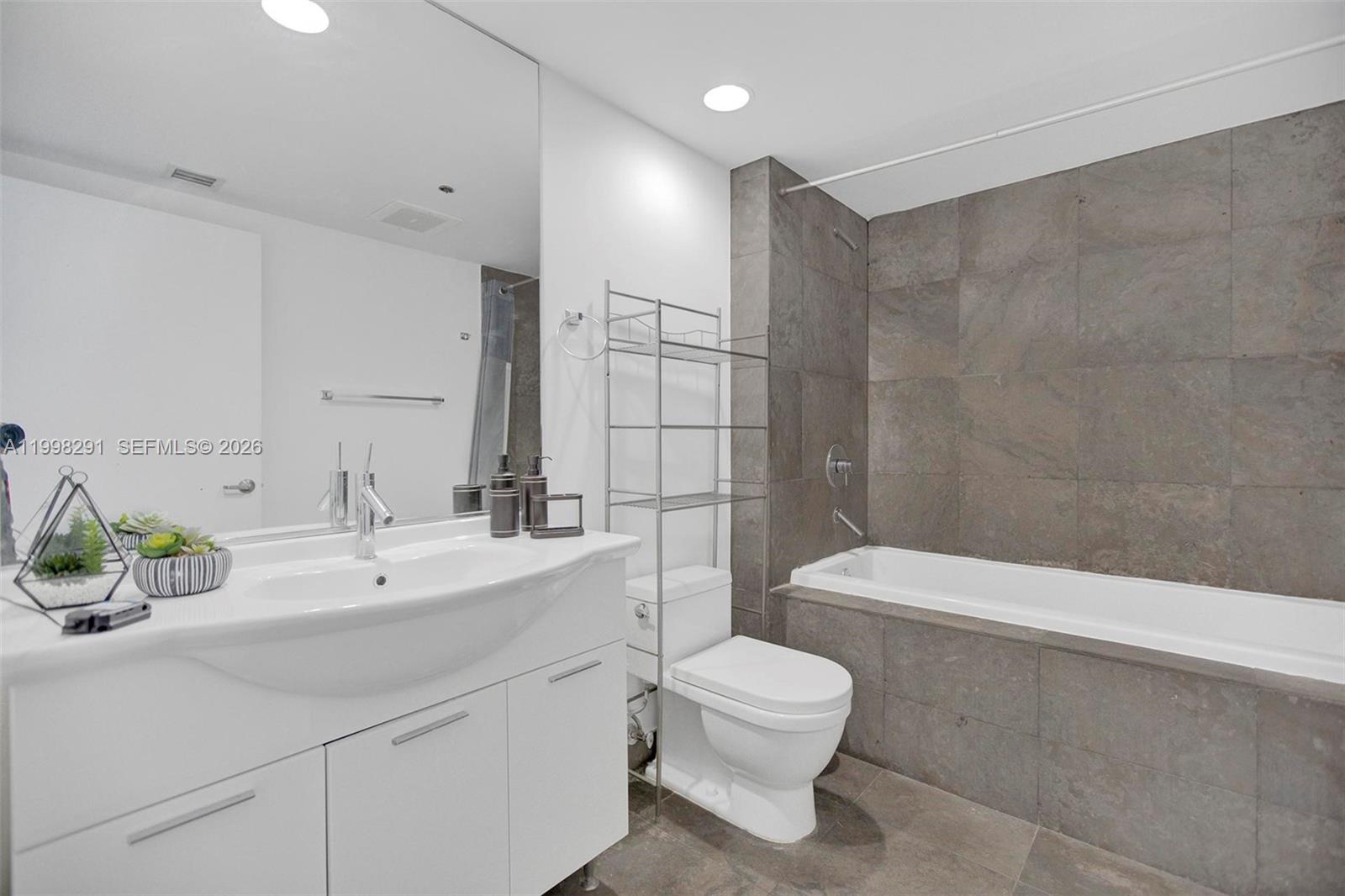 ICONBRICKELL CONDO NO 1 - Residential Lease