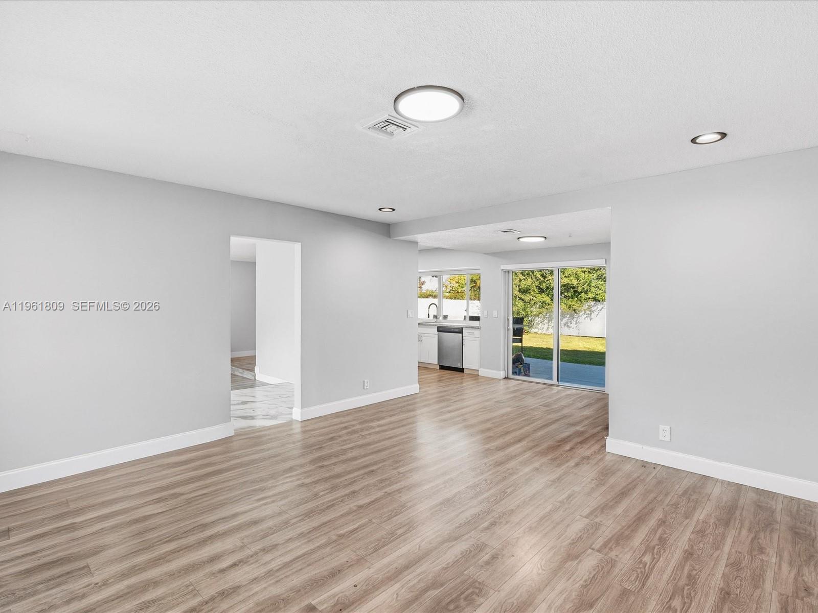 HOLLYWOOD HILLS - Residential