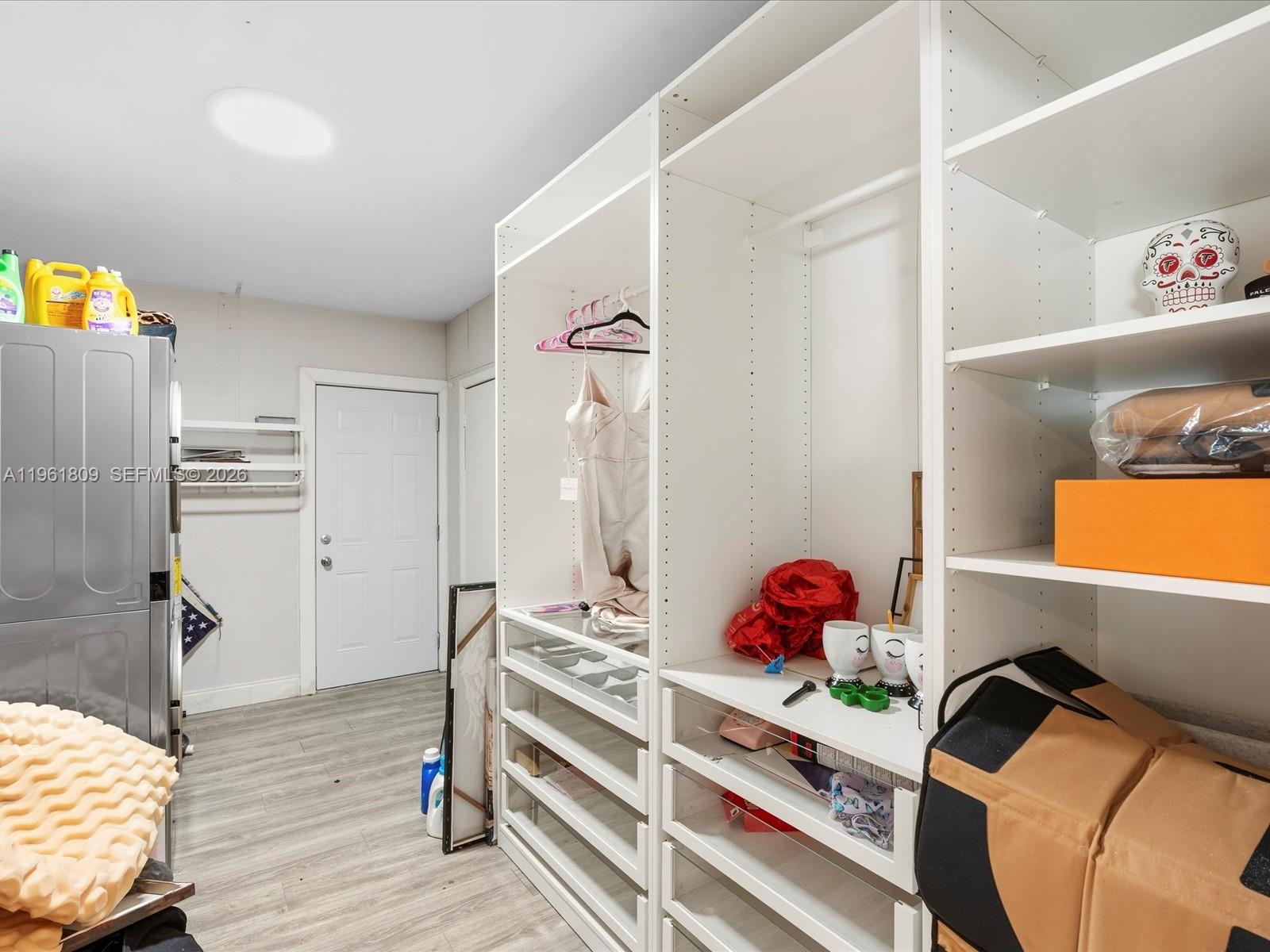 HOLLYWOOD HILLS - Residential