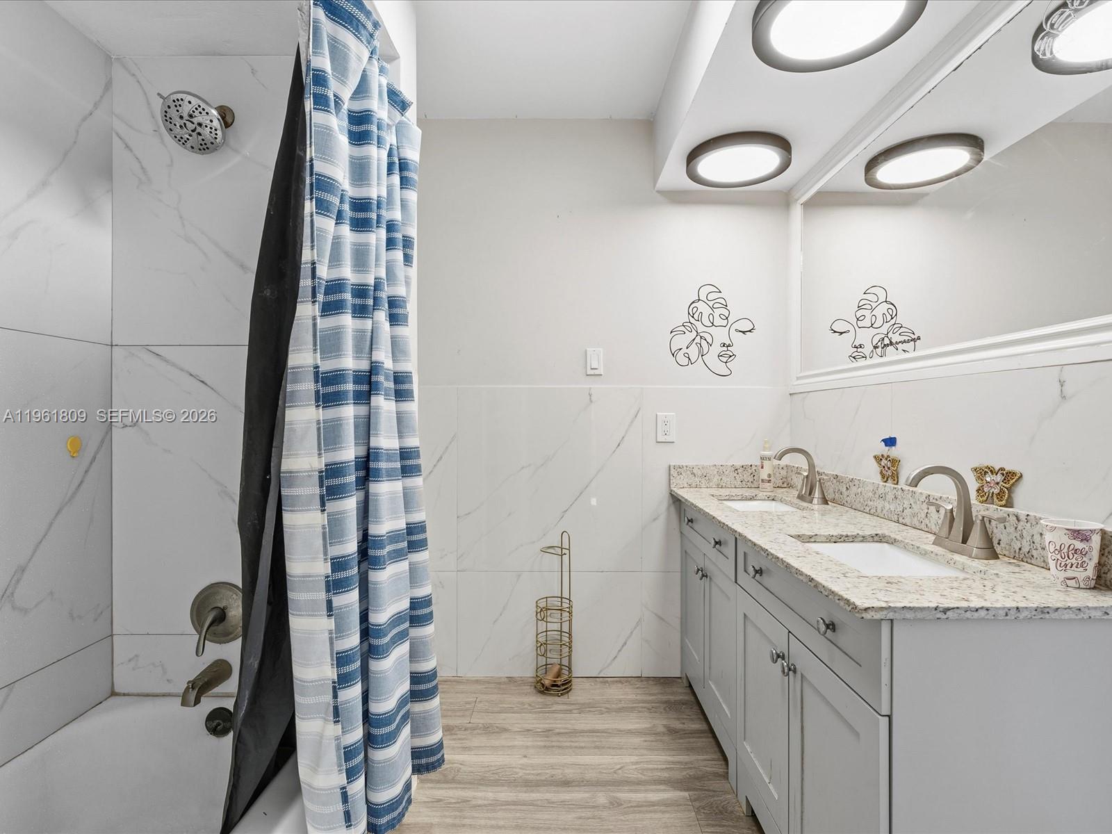 HOLLYWOOD HILLS - Residential