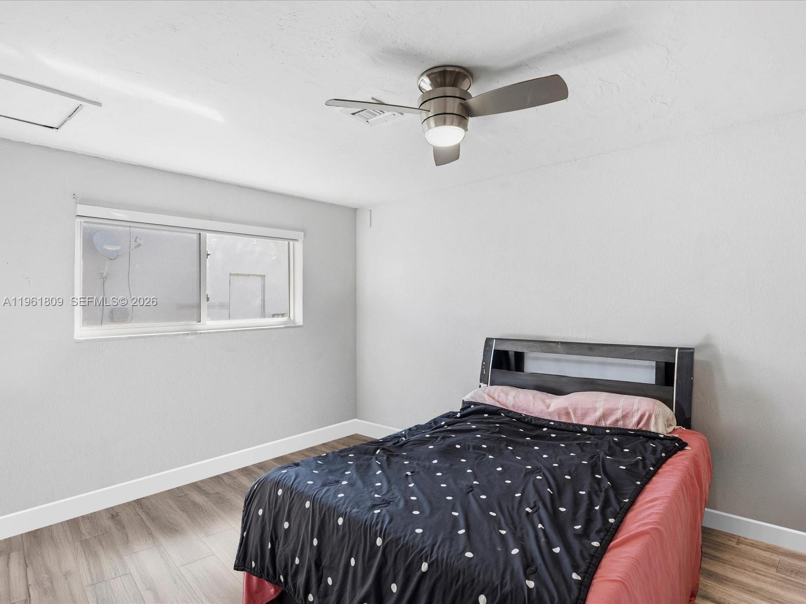 HOLLYWOOD HILLS - Residential