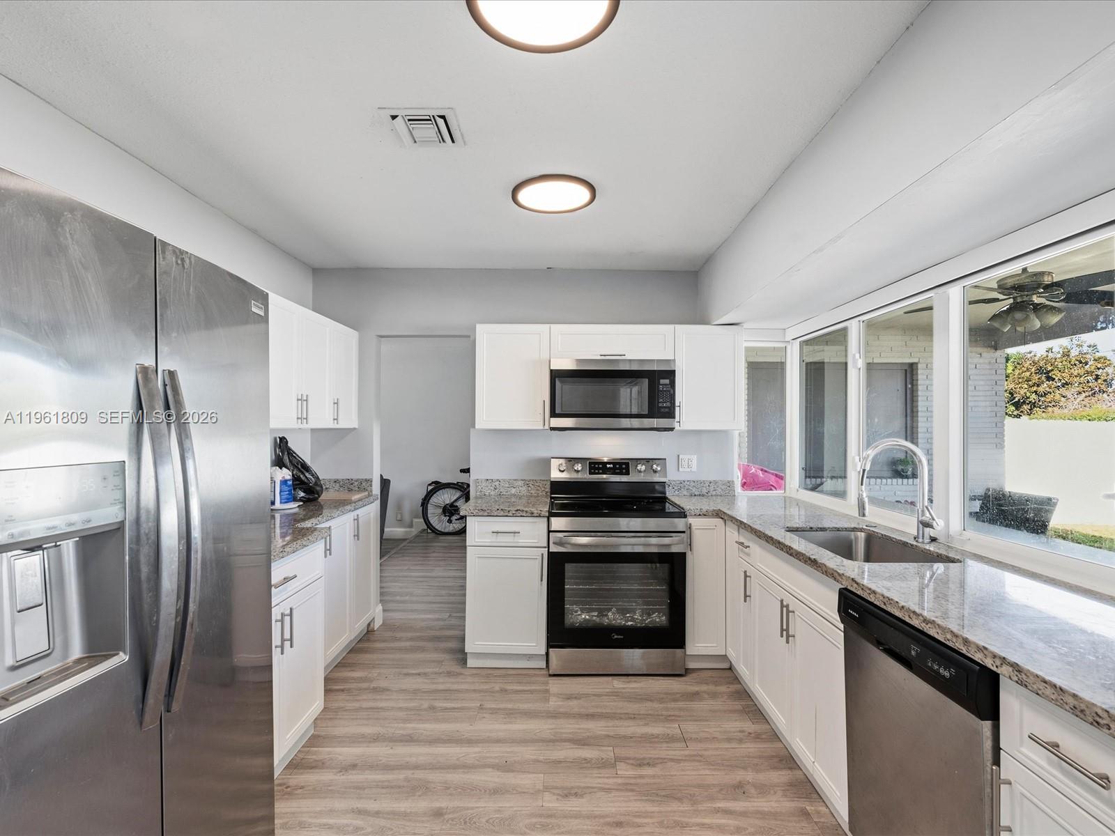 HOLLYWOOD HILLS - Residential