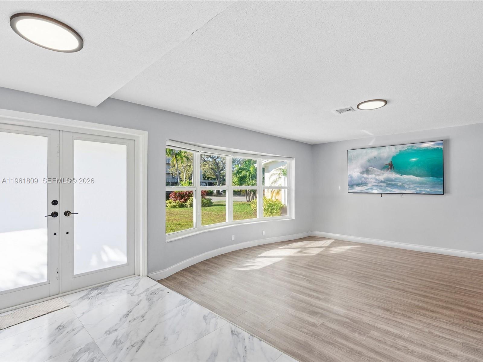 HOLLYWOOD HILLS - Residential