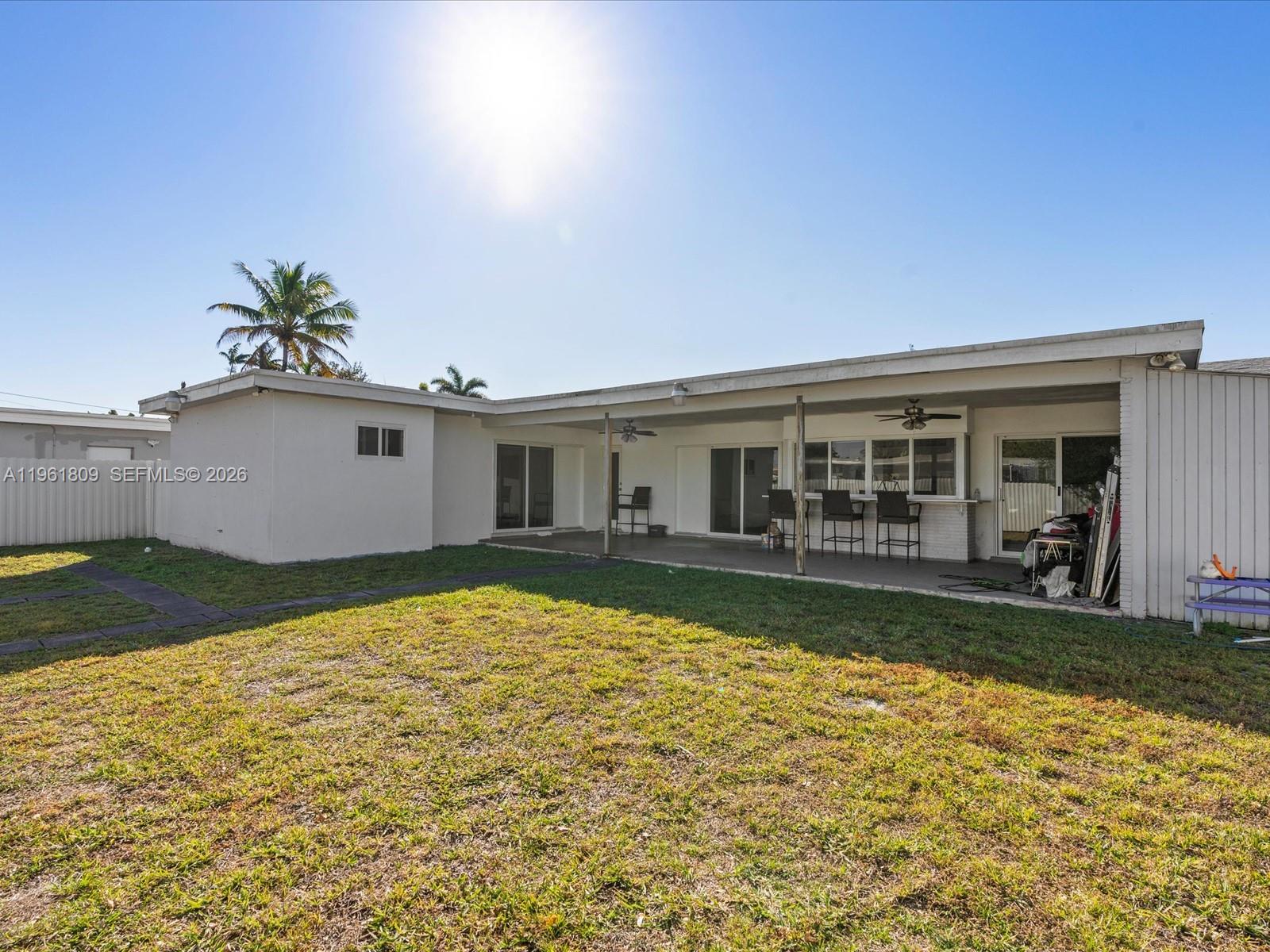 HOLLYWOOD HILLS - Residential