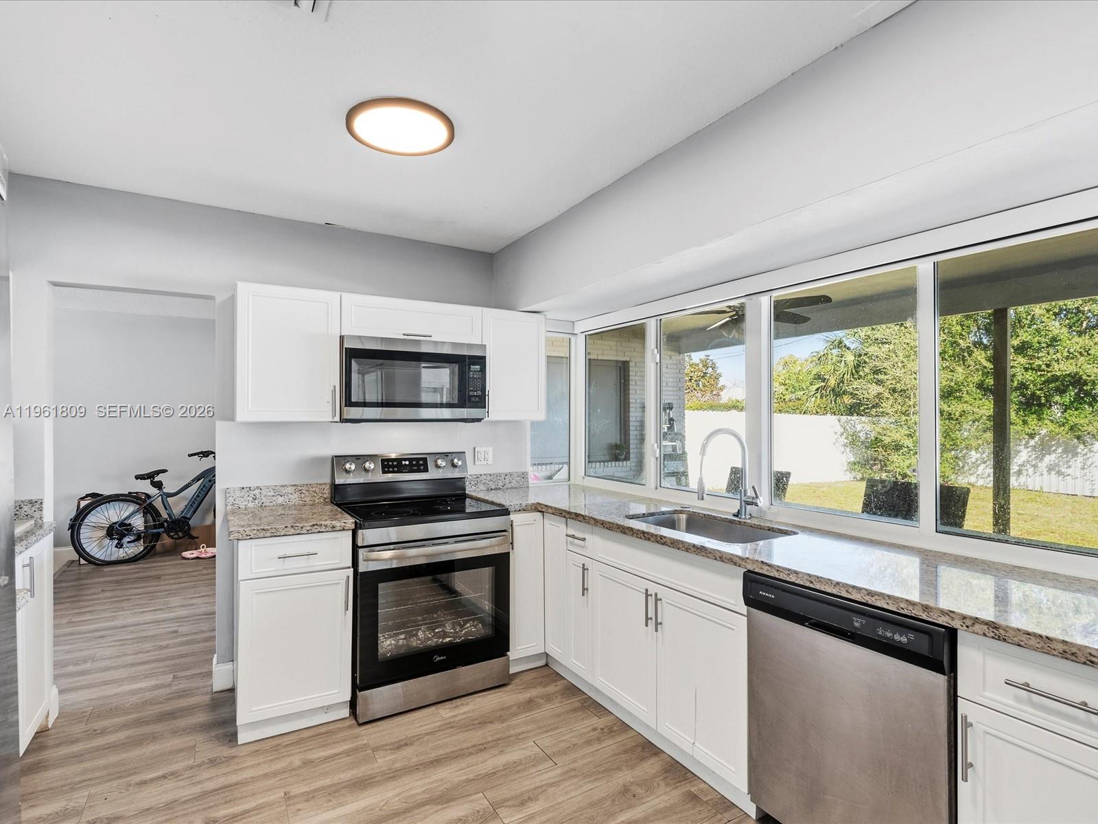 HOLLYWOOD HILLS - Residential