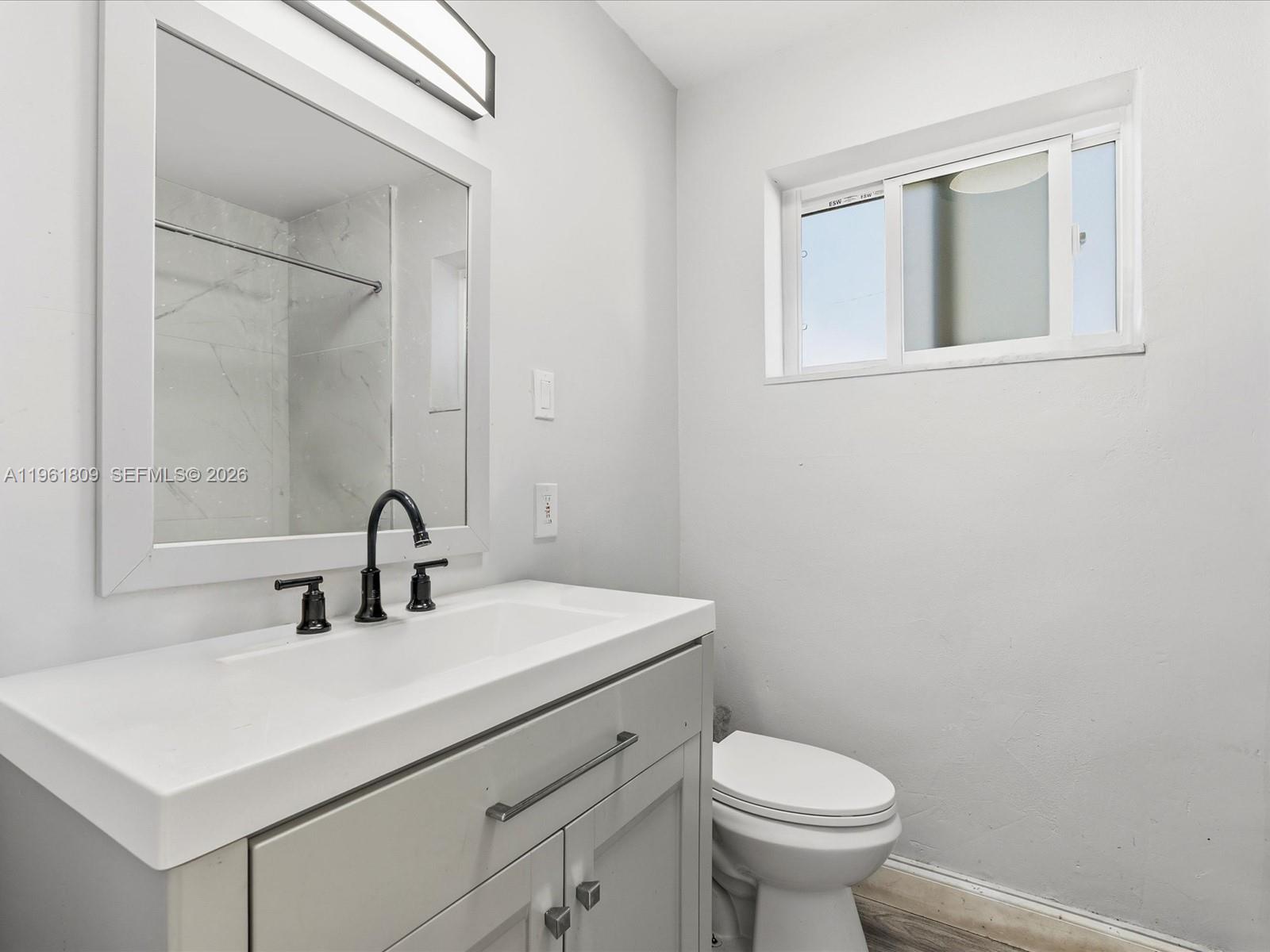 HOLLYWOOD HILLS - Residential