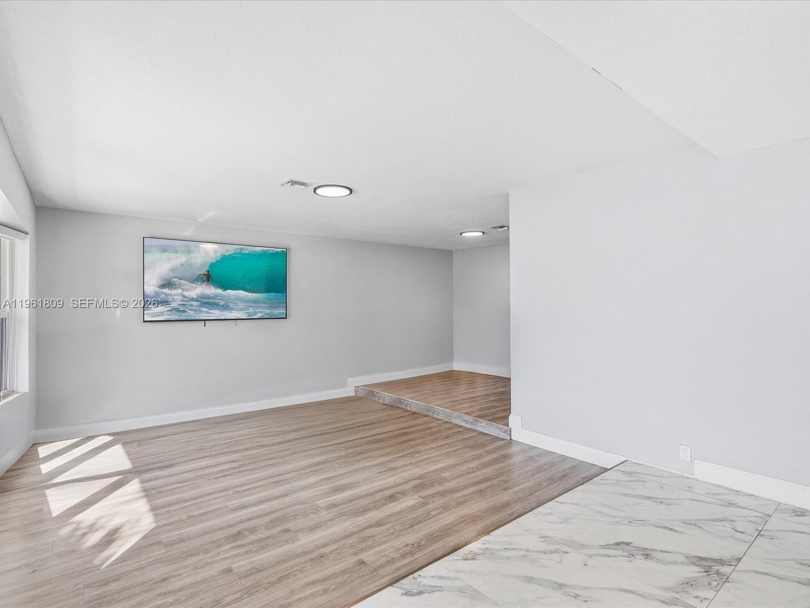 HOLLYWOOD HILLS - Residential