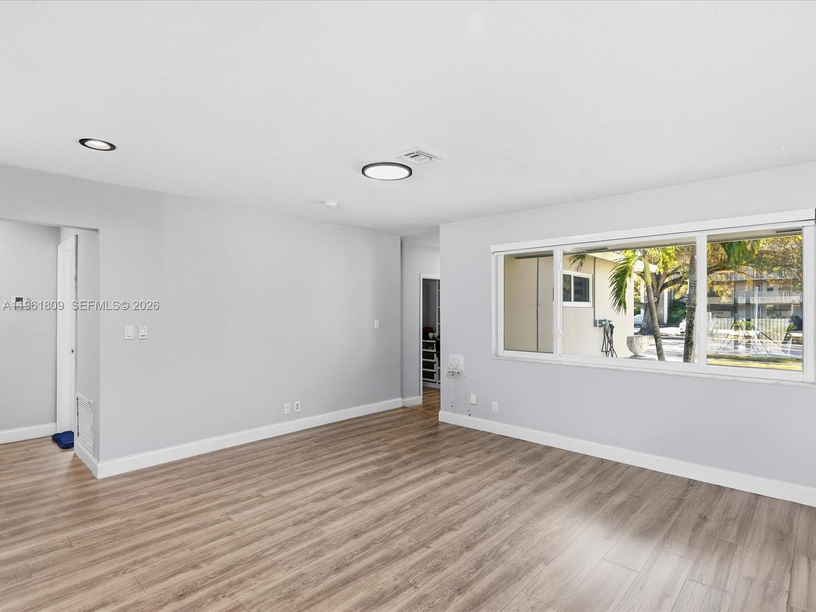 HOLLYWOOD HILLS - Residential