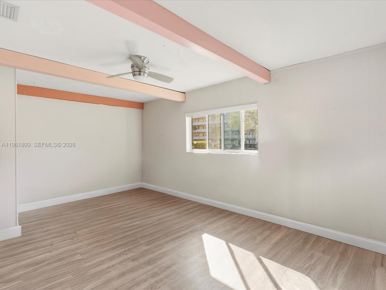 HOLLYWOOD HILLS - Residential