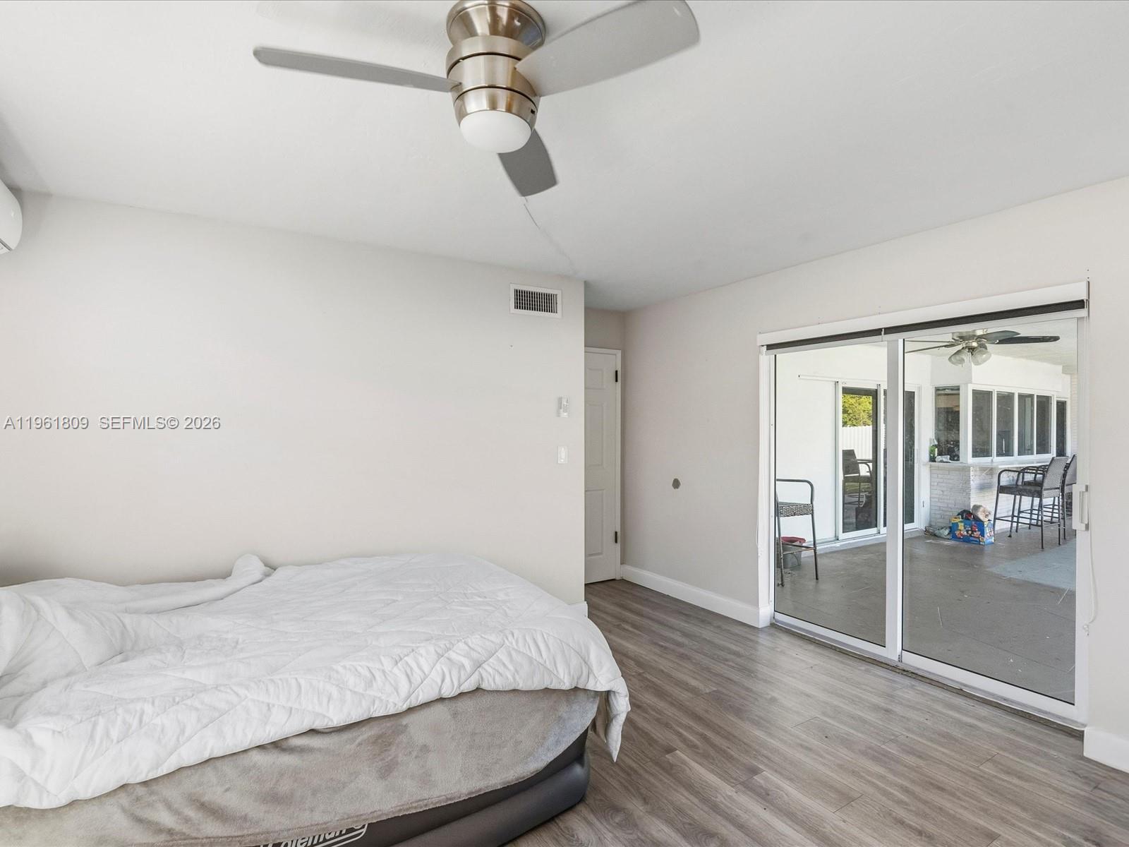 HOLLYWOOD HILLS - Residential