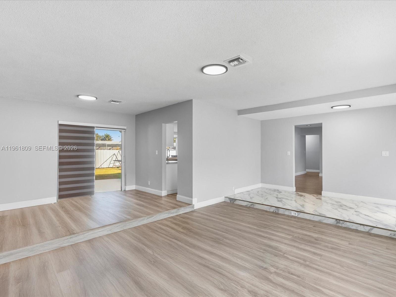 HOLLYWOOD HILLS - Residential