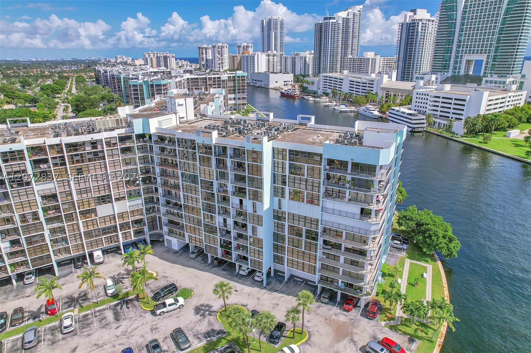 200 Leslie Dr 818