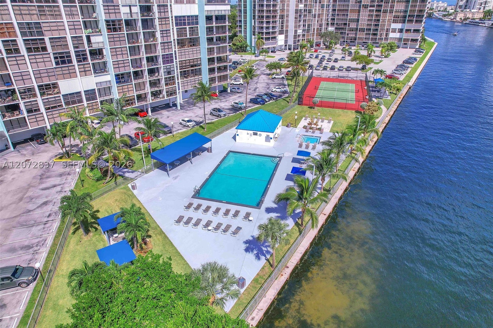 200 Leslie Dr 818