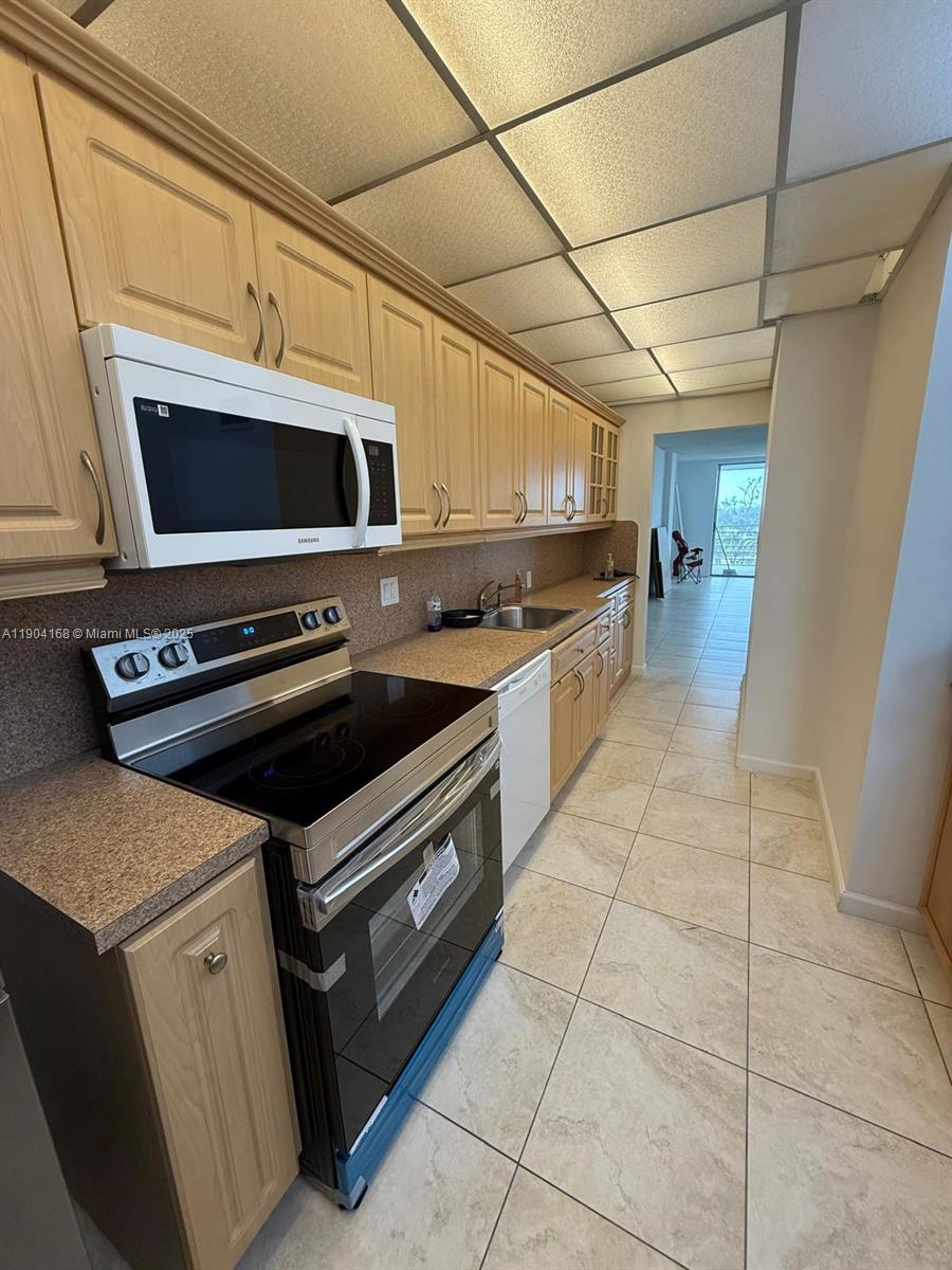 EASTERN SHORES WHITE HOUS - Residential