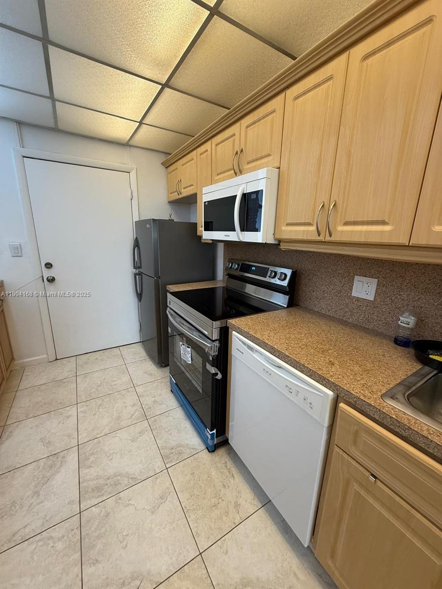 EASTERN SHORES WHITE HOUS - Residential