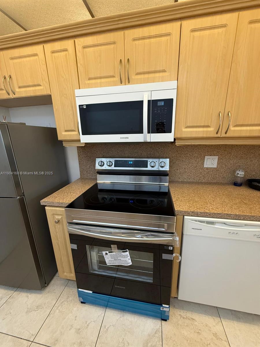 EASTERN SHORES WHITE HOUS - Residential