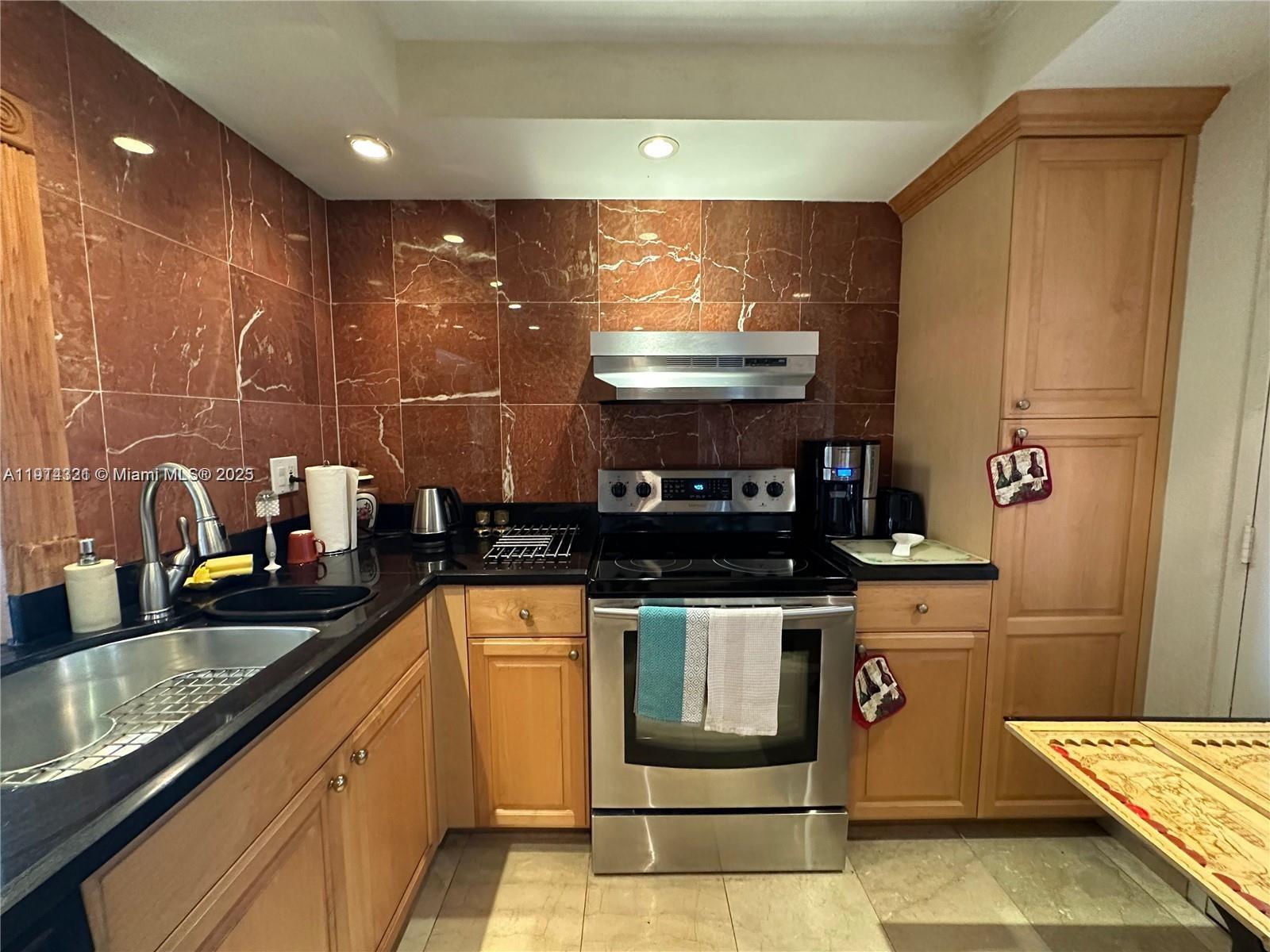 ALLINGTON TOWERS CONDO - Residential Lease