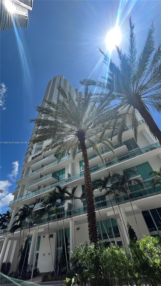 Wonderful 1BD/1BA corner unit with marble floors and floor-to-ceiling glass windows offering views of the Miami River, city skyline, and partial bay. Features a spacious balcony, granite & marble countertops, and European-style cabinetry. Enjoy resort-style amenities including infinity-edge pools, meditation gardens, outdoor sports area, spa & health club, plus the exclusive Riverfront Club with indoor/outdoor dining and delivery service