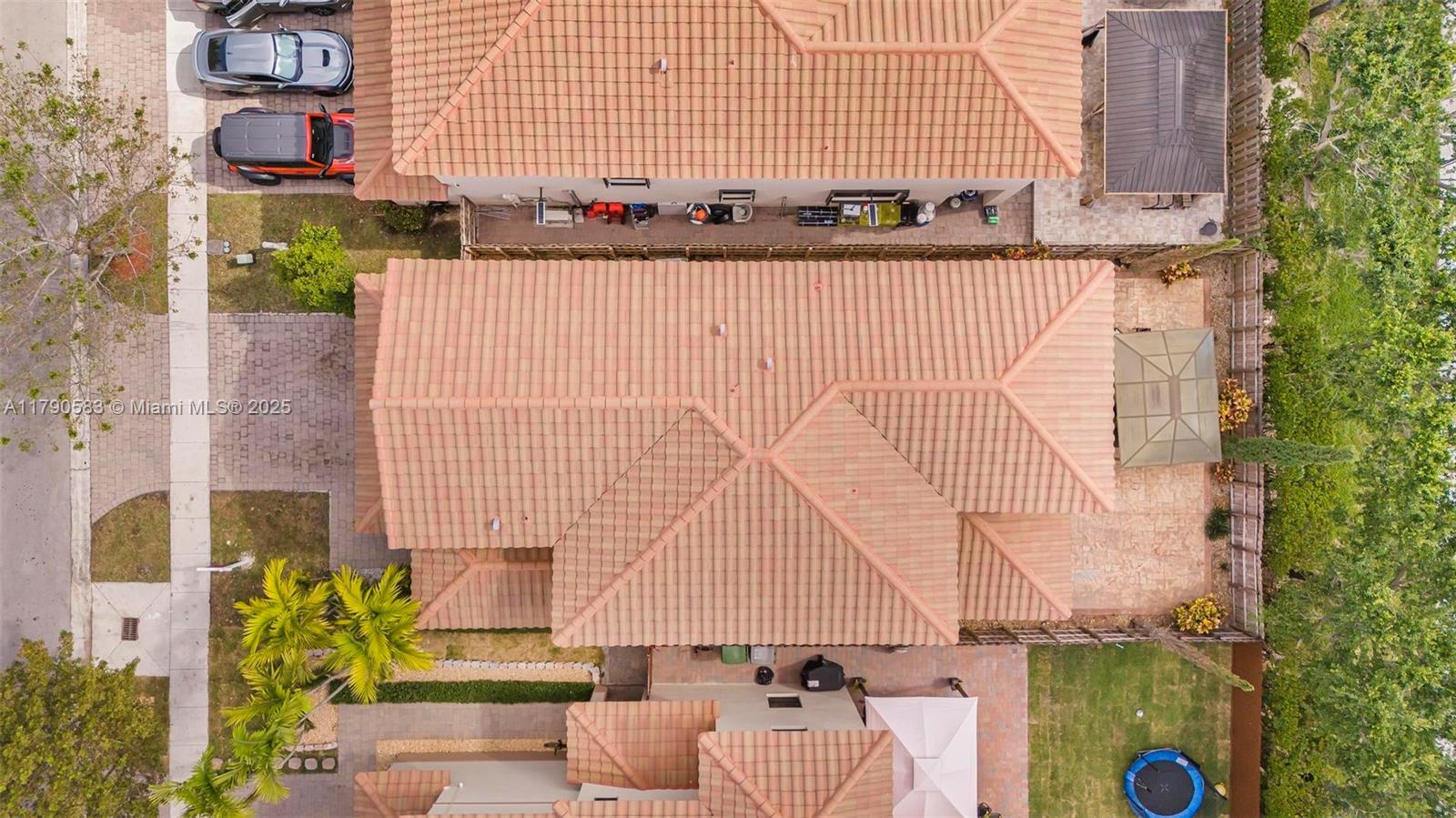 BAYWINDS OF FLORES - Residential