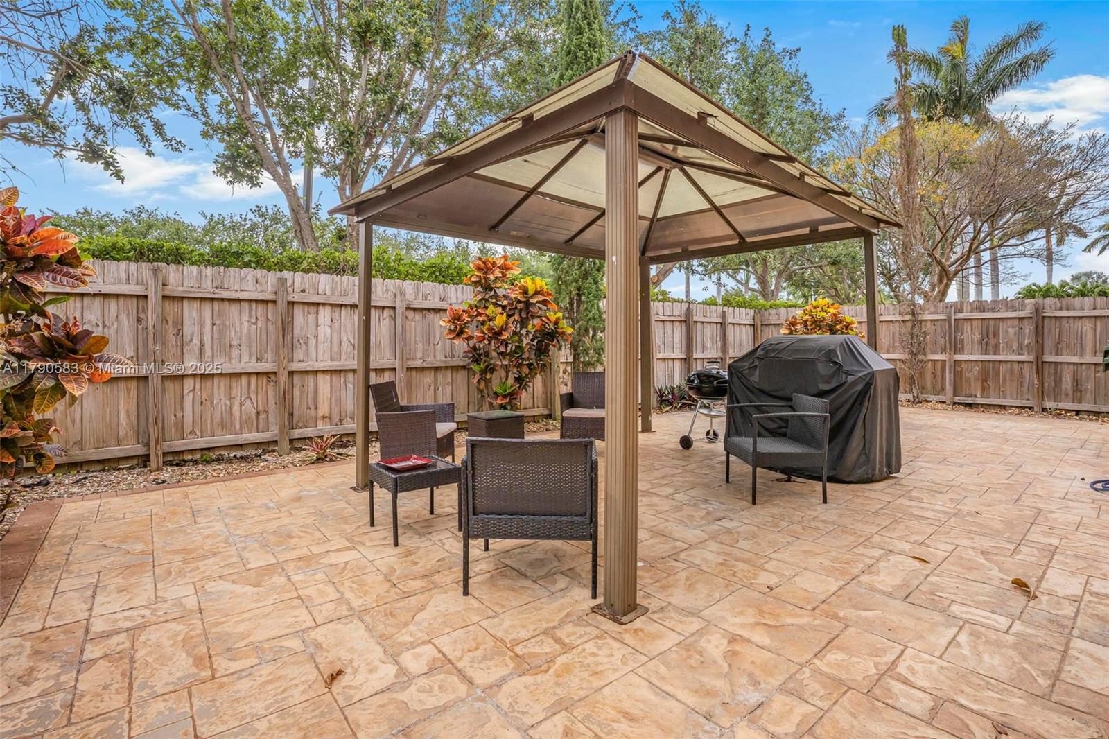 BAYWINDS OF FLORES - Residential