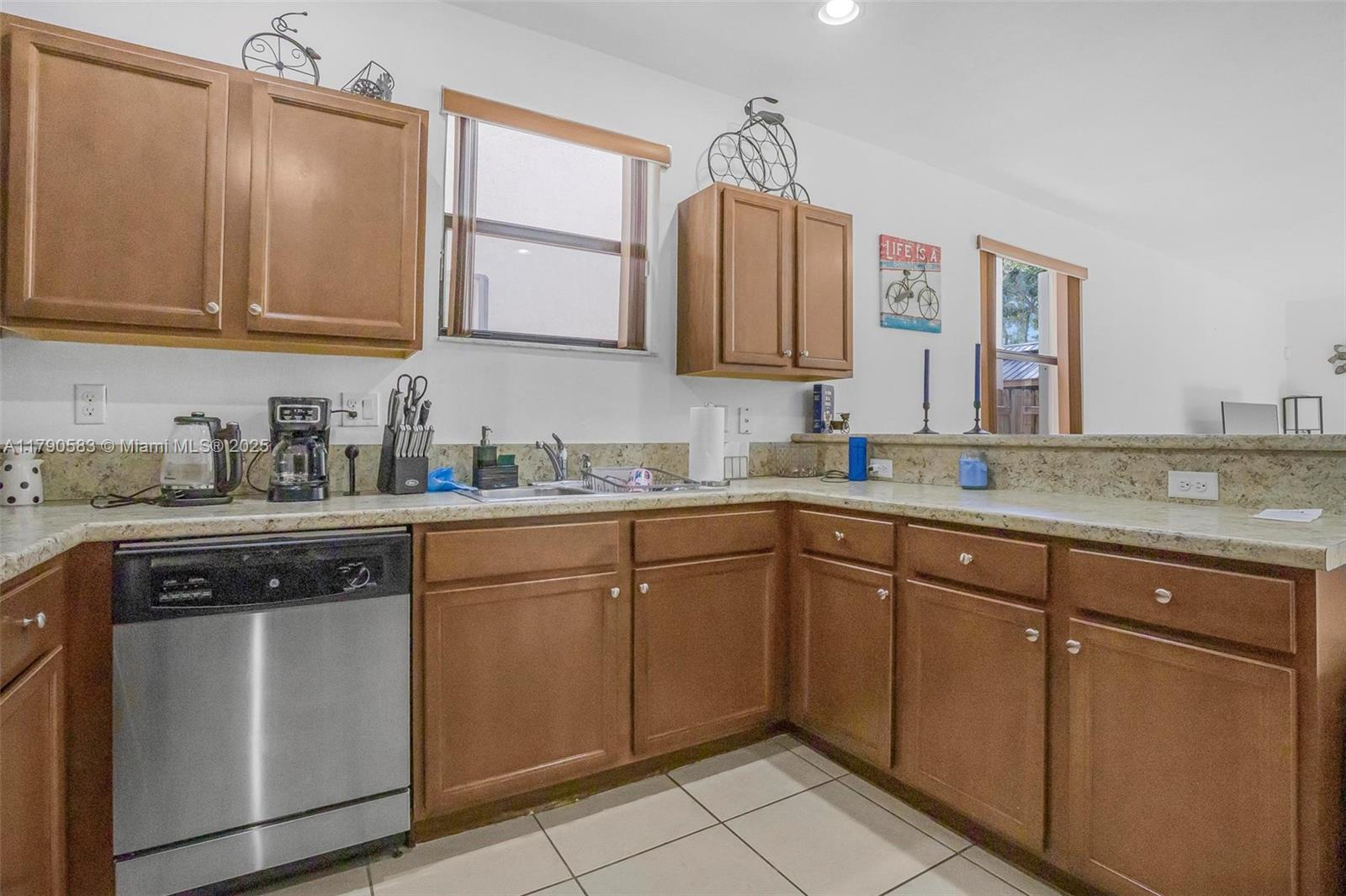 BAYWINDS OF FLORES - Residential