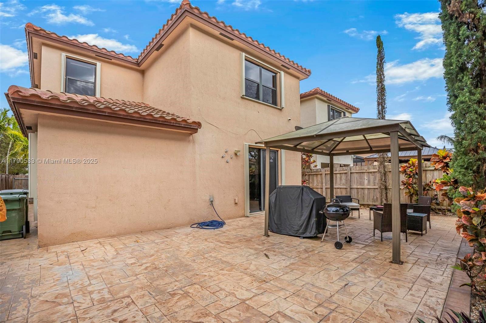 BAYWINDS OF FLORES - Residential