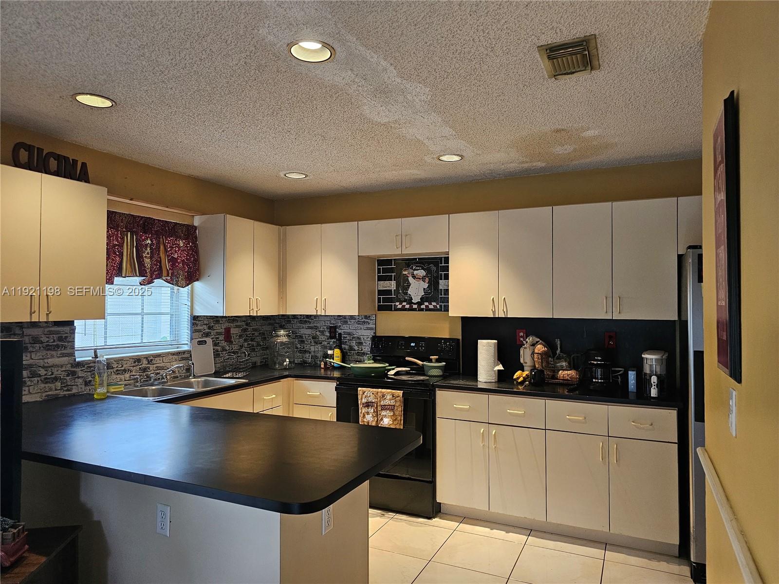 SUNSET PALMS - Residential