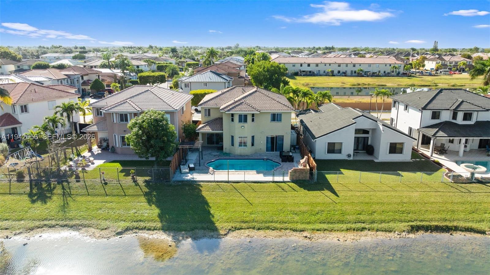 SUNSET LAKES ESTATES 1ST - Residential