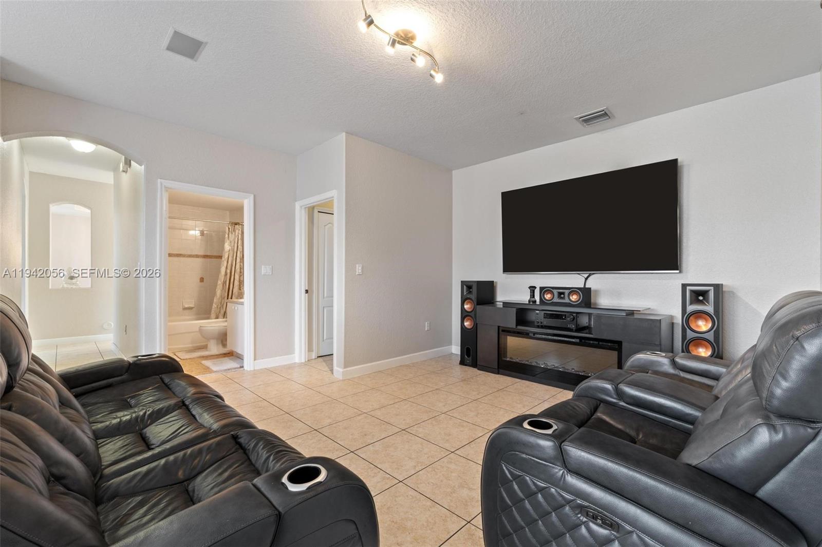 SUNSET LAKES ESTATES 1ST - Residential