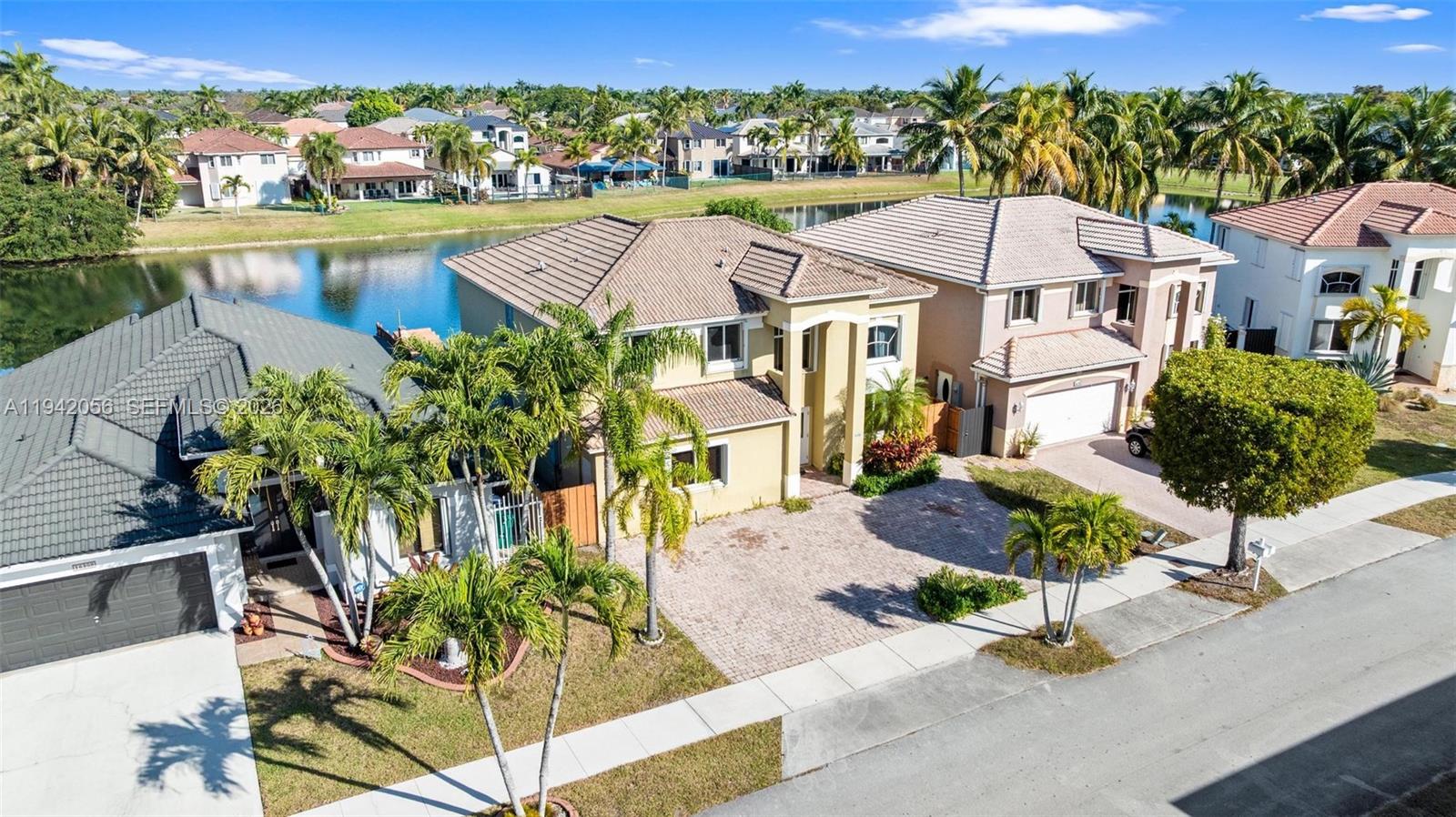 SUNSET LAKES ESTATES 1ST - Residential