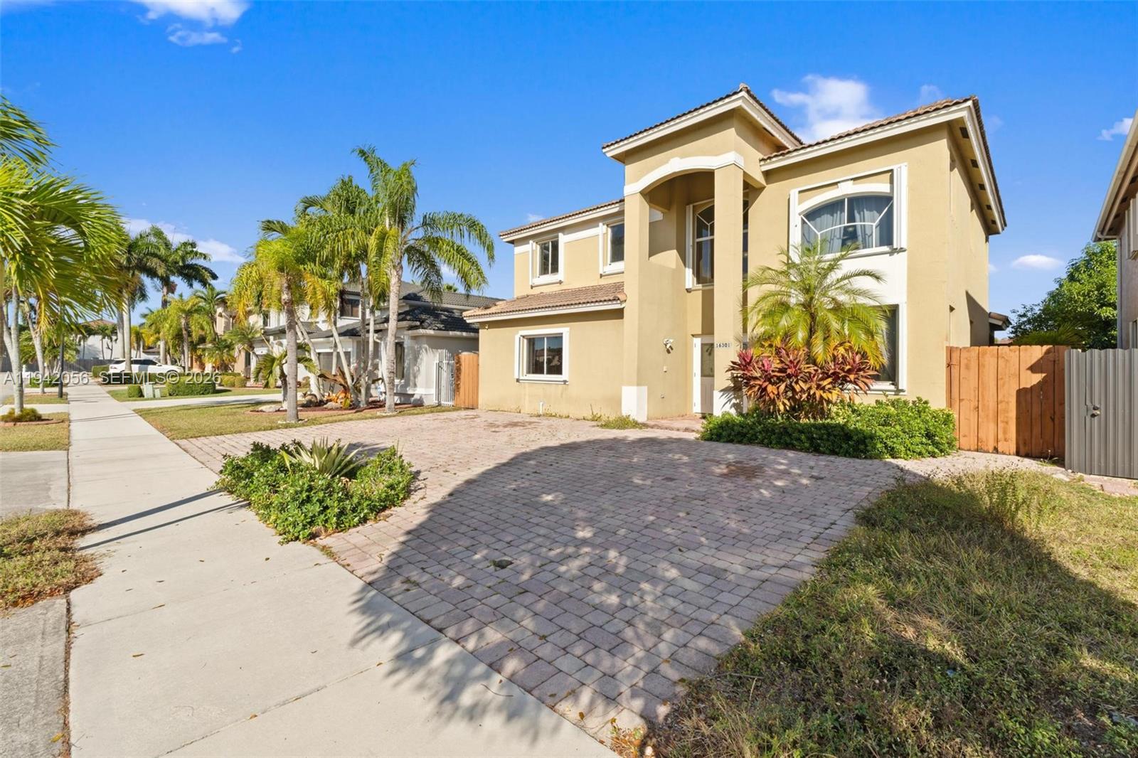 SUNSET LAKES ESTATES 1ST - Residential