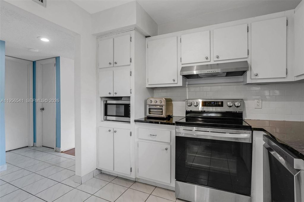 Photo of 182 Lakeview Dr #204, Weston, FL 33326 (MLS # A11956541)