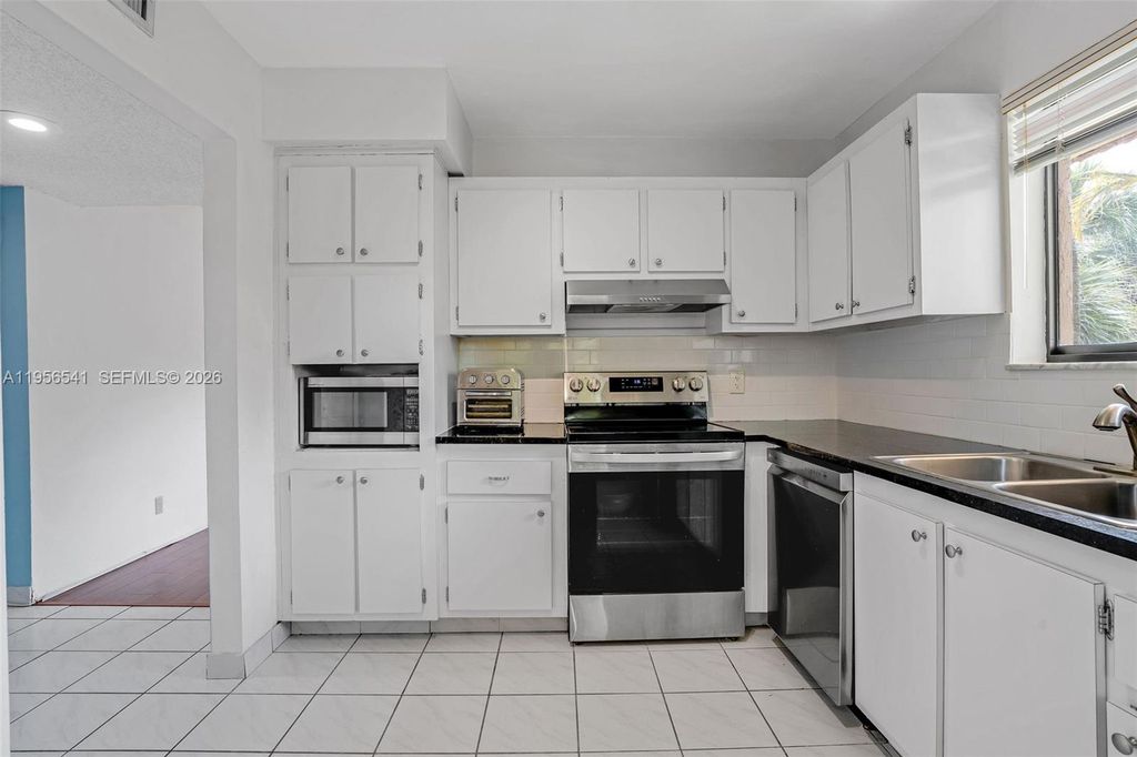 Photo of 182 Lakeview Dr #204, Weston, FL 33326 (MLS # A11956541)