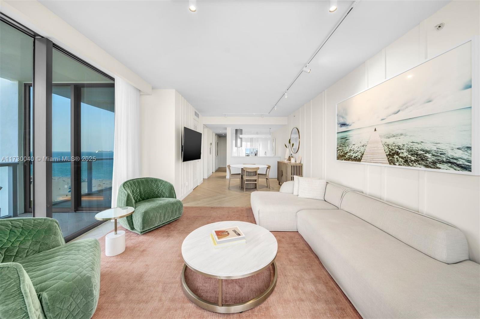 2201 Collins Ave 1128