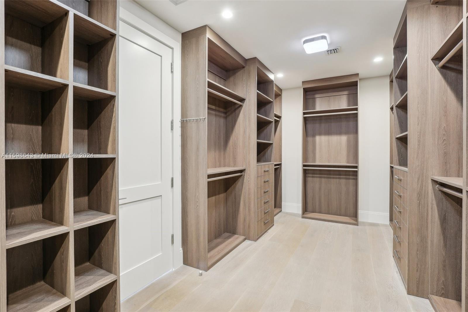 BARCELONA ISLE - Residential