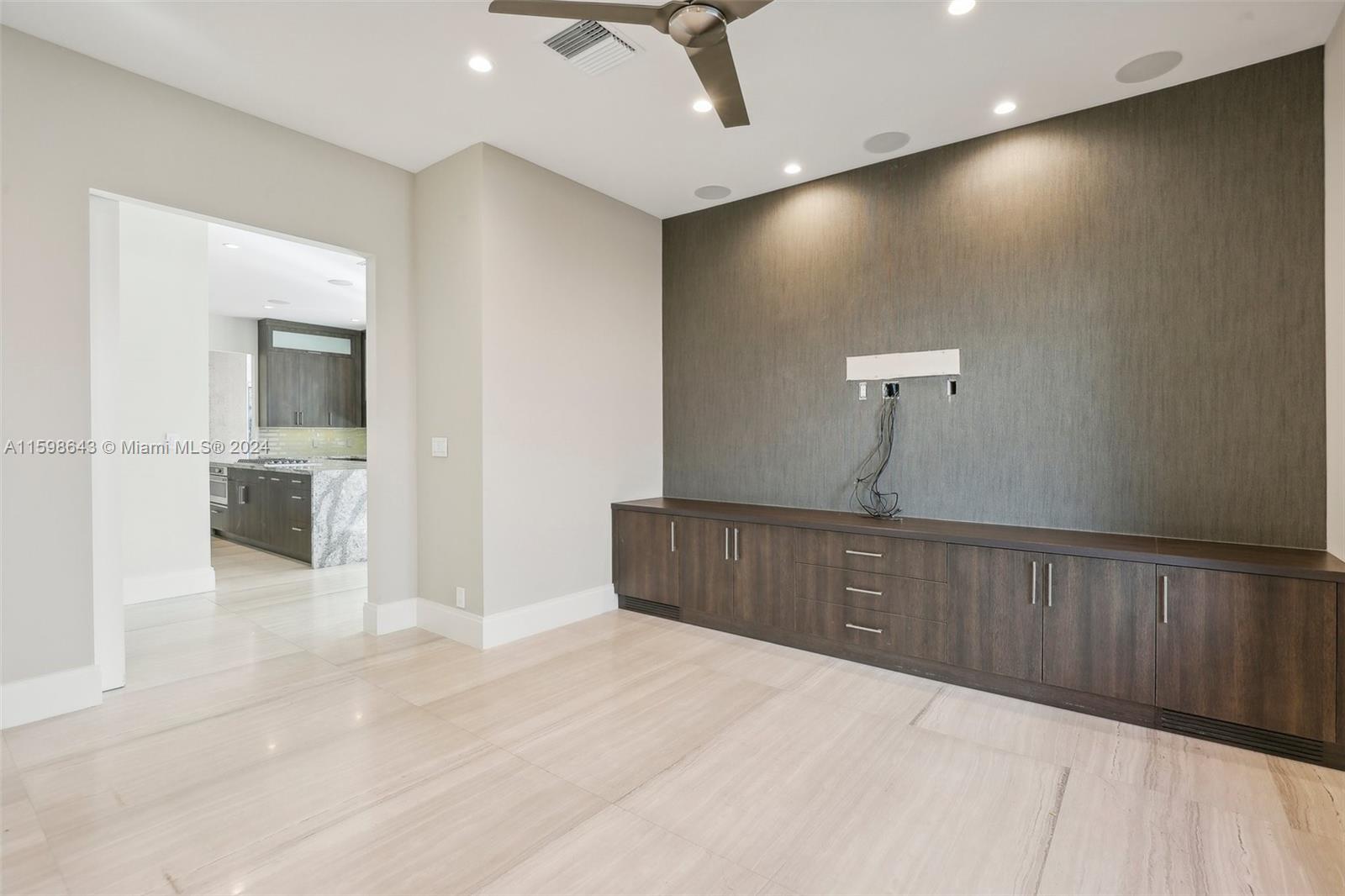 BARCELONA ISLE - Residential