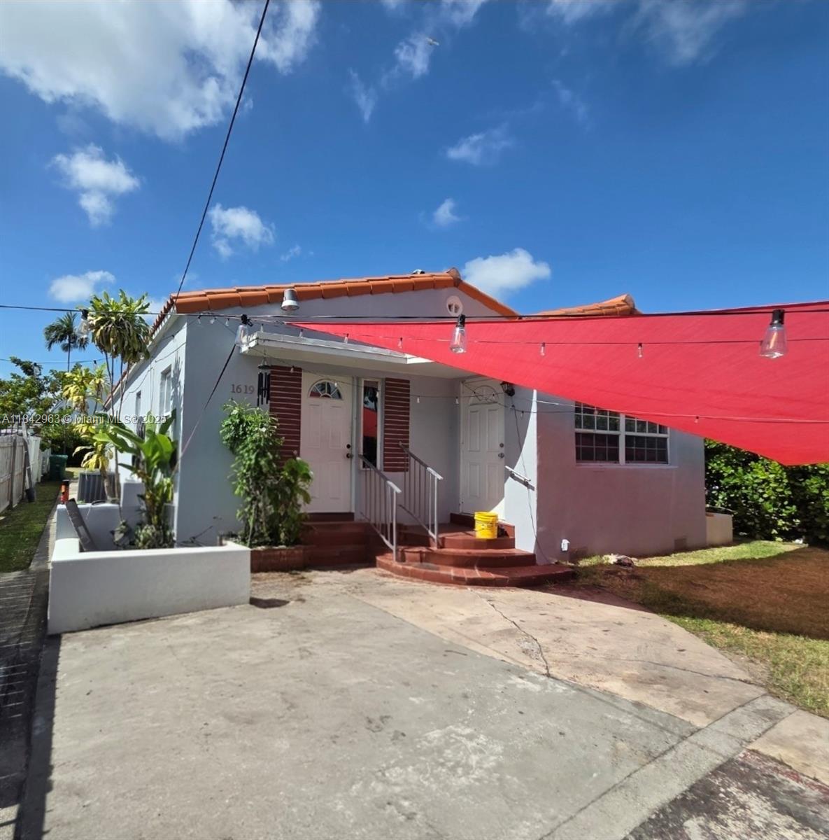 Efficiency in rear. Like new with water and electricity excluded. Access to public transportation 50 feet away. Large Private Backyard.>>>>>>>>>>>> Call listing agent for more information. Thanks!